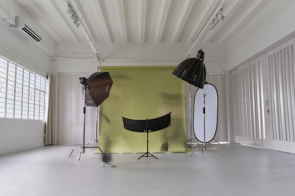Whole Studio: 220sqm