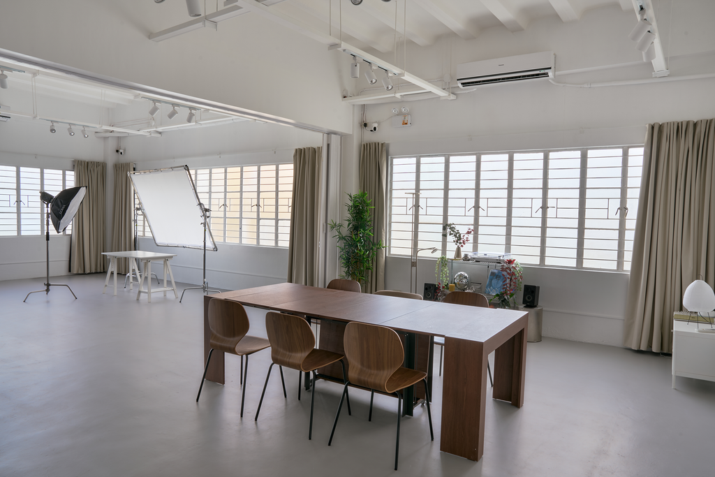 Whole Studio: 220sqm