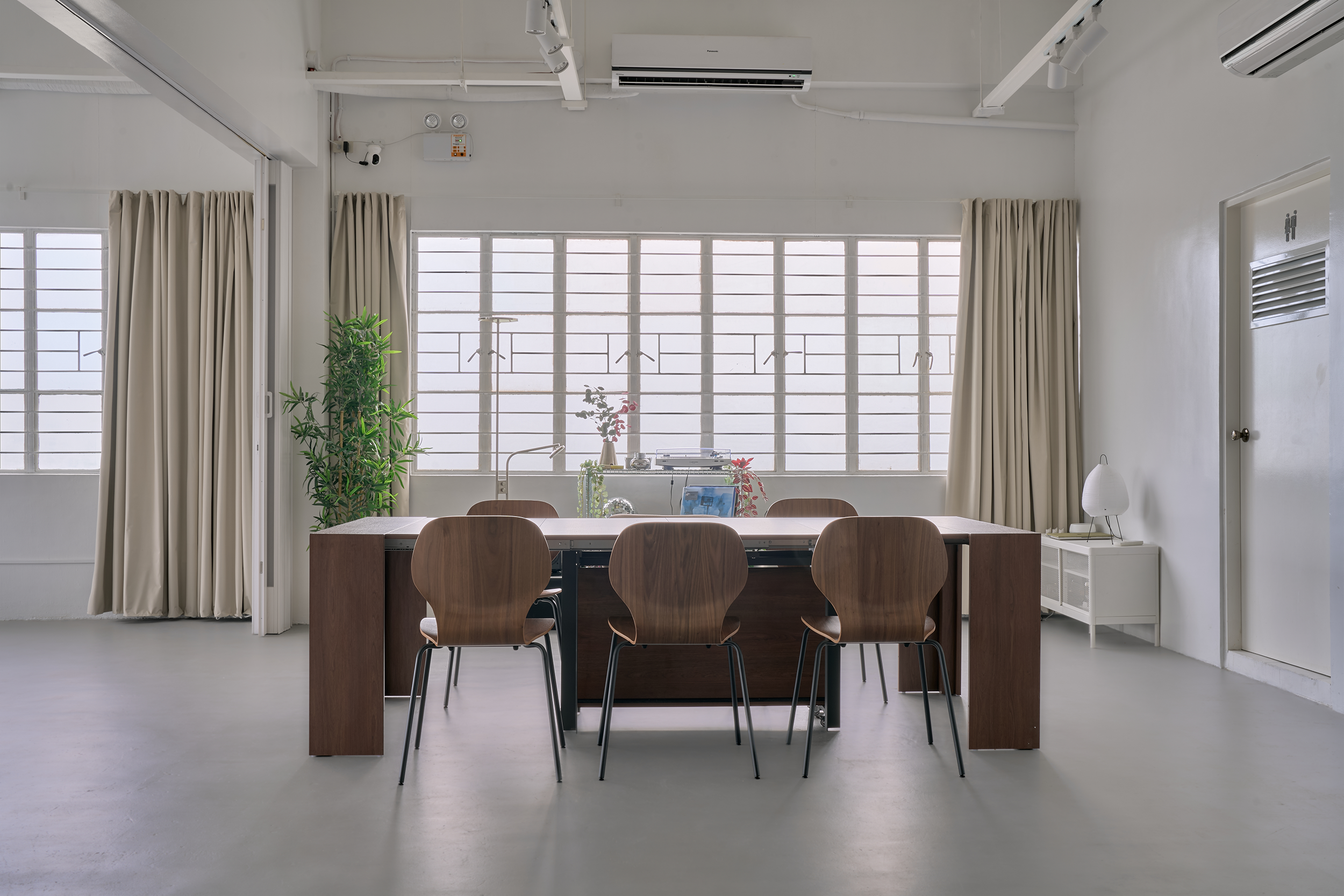 Whole Studio: 220sqm