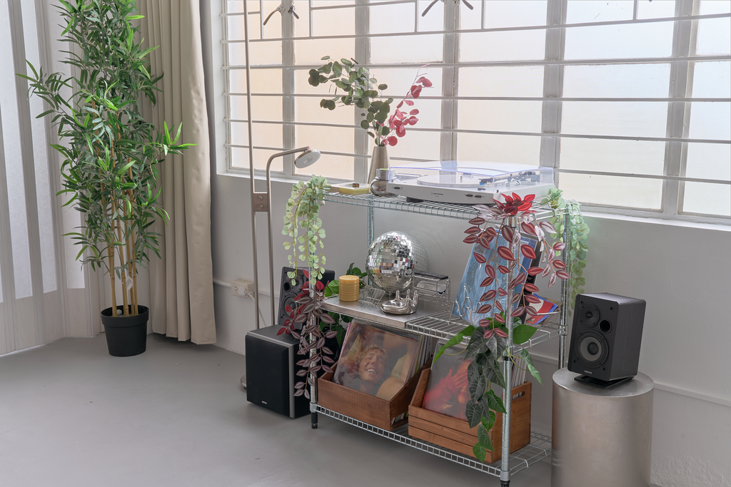 Whole Studio: 220sqm