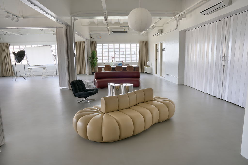Whole Studio: 220sqm